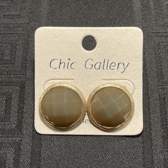 👋 3/$15 Stud Earrings Gold tone and olive green - Picture 6 of 6